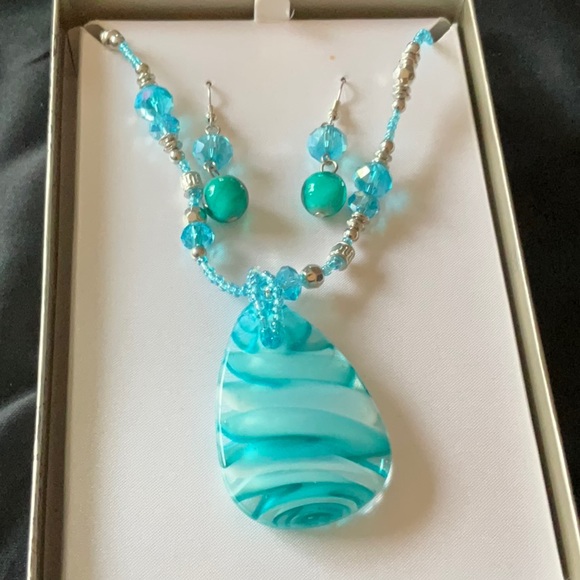 Silverfox Jewelry, Gift Boxed, Necklace and Earrings Set, Gorgeous ♥️🔥😍🔥💕💙 - Picture 7 of 8